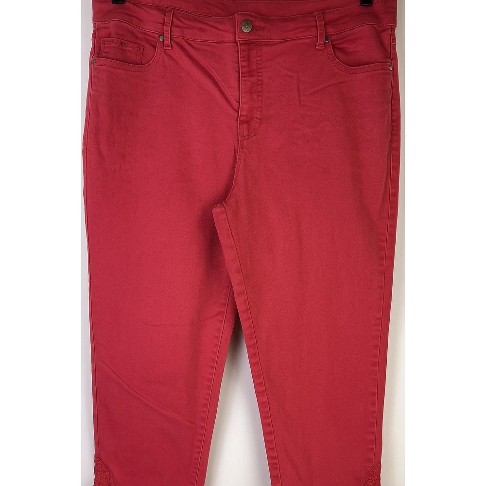 Gloria Vanderbilt Women's Capri Jeans Size 10 Pink Embroidered Cropped Pants